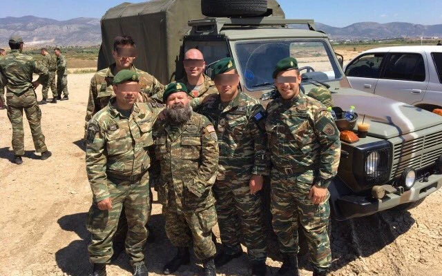 Ο Παπάς των Πεζοναυτών «βλογάει άρματα και Πεζοναύτες» – Πριν την έφοδο και την απόβαση! – Βίντεο και εικόνες